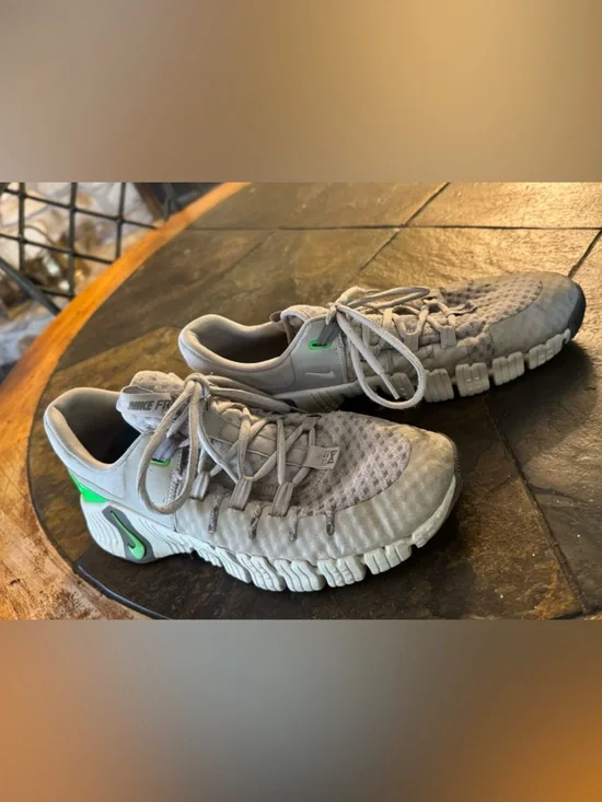 Nike Men's Athletic Shoes Light Gray with Green Accents - Picture 3 of 6